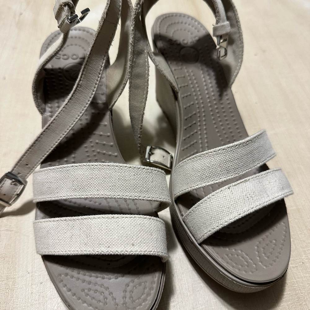 CROCS Leigh II Strappy Wedge Sandals in Mushroom/Oatmeal size 8 - Picture 3 of 12